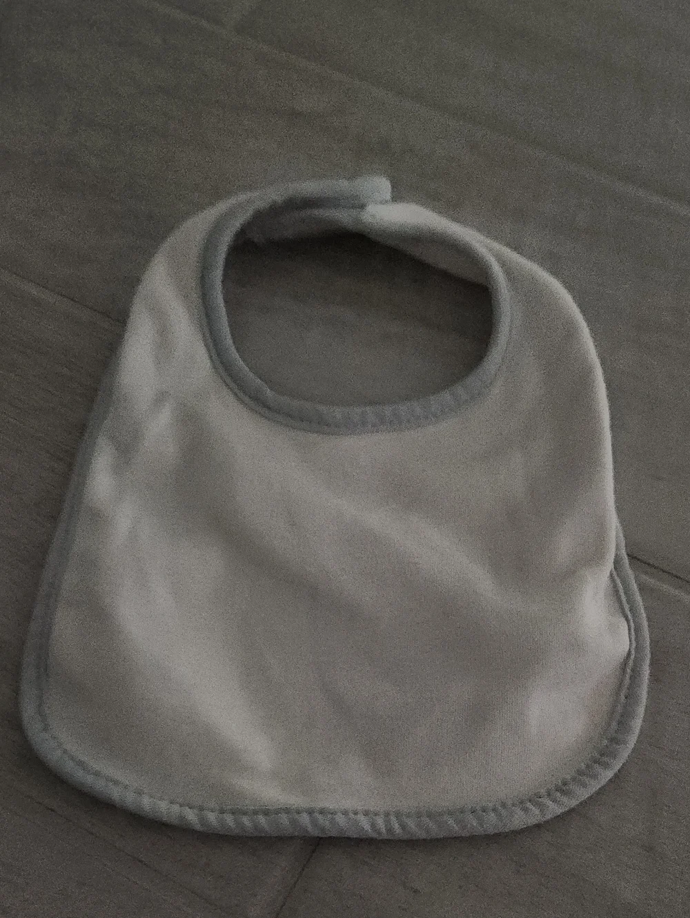 🌴🐻 Classic Baby Bib in Light Gray - Unbranded